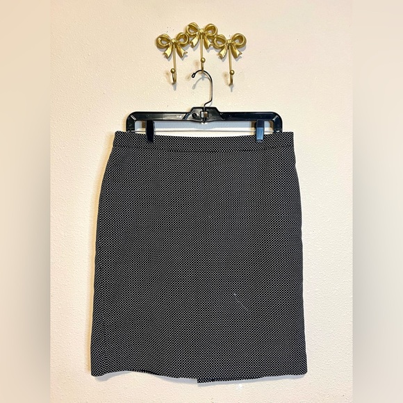 Liz Claiborne Dresses & Skirts - Liz Claiborne Black and White Pencil Skirt. Size 10